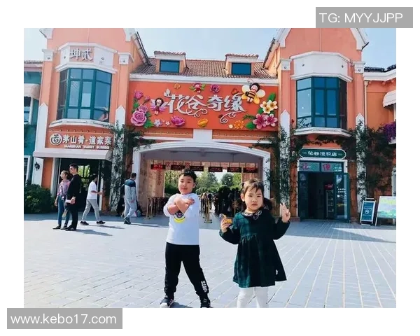 小学足球场的美丽风景与孩子们的快乐时光尽在这组精彩图片中